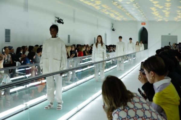 Скандал на Неделе моды в Милане: модель Gucci устроила протест прямо на показе (ФОТО+ВИДЕО)