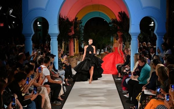 В роскошном черном платье: Ирина Шейк стала звездой показа Oscar de la Renta в Нью-Йорке