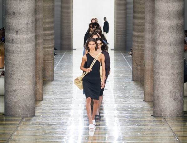 Неделя моды в Милане: весенне-летняя коллекция Bottega Veneta кардинально меняет тренды
