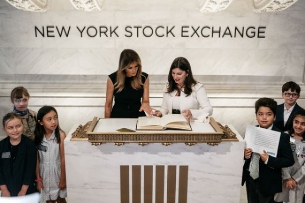 Шик и стиль от первой леди: Мелания Трамп в обтягивающем платье на фондовой бирже в Нью-Йорке (ФОТО+ВИДЕО)