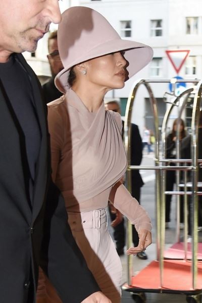 Смело или нелепо? Дженнифер Лопес появилась на Неделе моды в Милане в экстравагантной шляпе (ГОЛОСОВАНИЕ)
