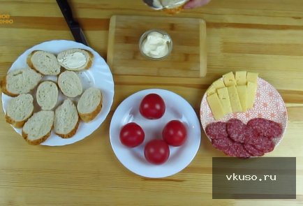 Горячие бутерброды с колбасой, помидорами и сыром в микроволновке
