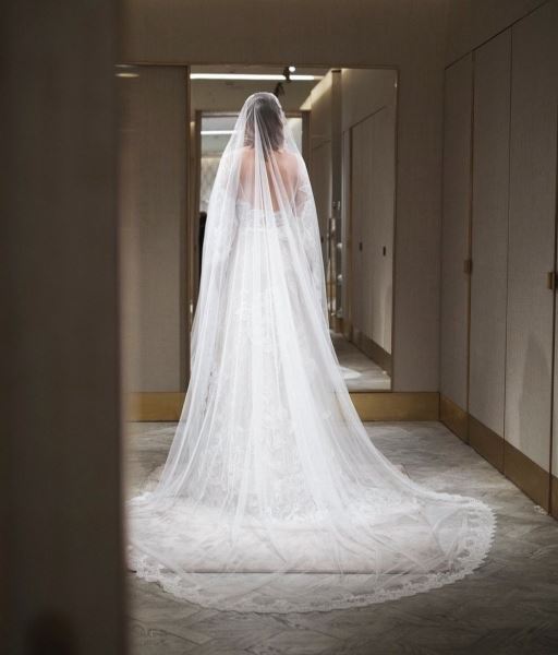 Оголенная спина и длинный шлейф: разбираем свадебный образ Ксении Собчак