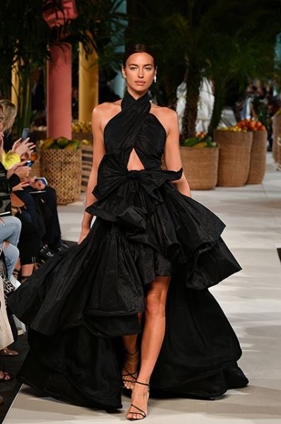 В роскошном черном платье: Ирина Шейк стала звездой показа Oscar de la Renta в Нью-Йорке